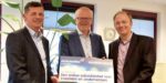 V.l.n.r. Paul van den Berg (Vindsubsidies), wethouder Rob Christenhusz, Vincent Bökkerink (gemeente Enschede)